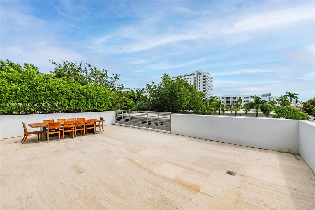 For Sale: $2,490,000 (2 beds, 2 baths, 1919 Square Feet)