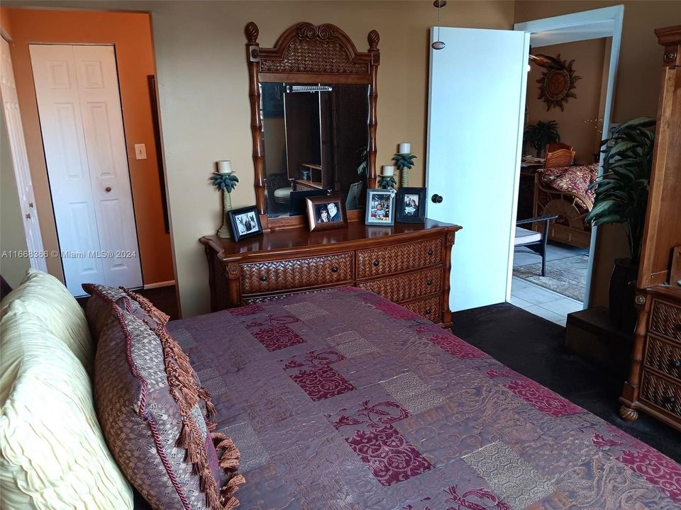 For Sale: $285,000 (1 beds, 1 baths, 828 Square Feet)