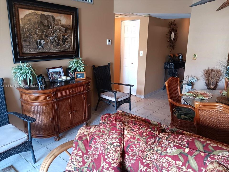 For Sale: $285,000 (1 beds, 1 baths, 828 Square Feet)