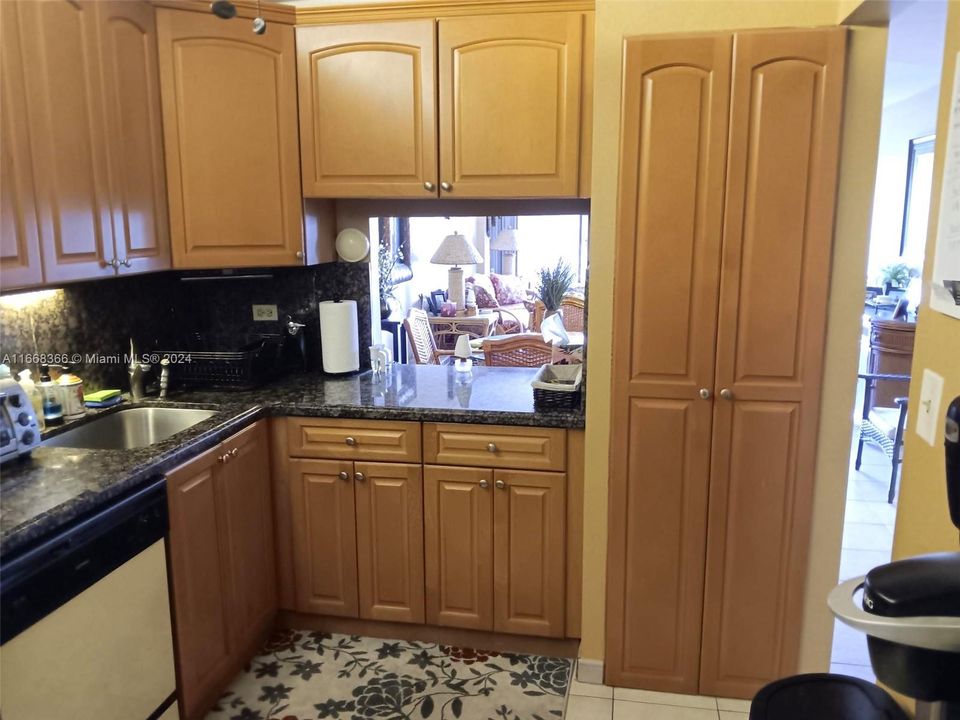 For Sale: $285,000 (1 beds, 1 baths, 828 Square Feet)