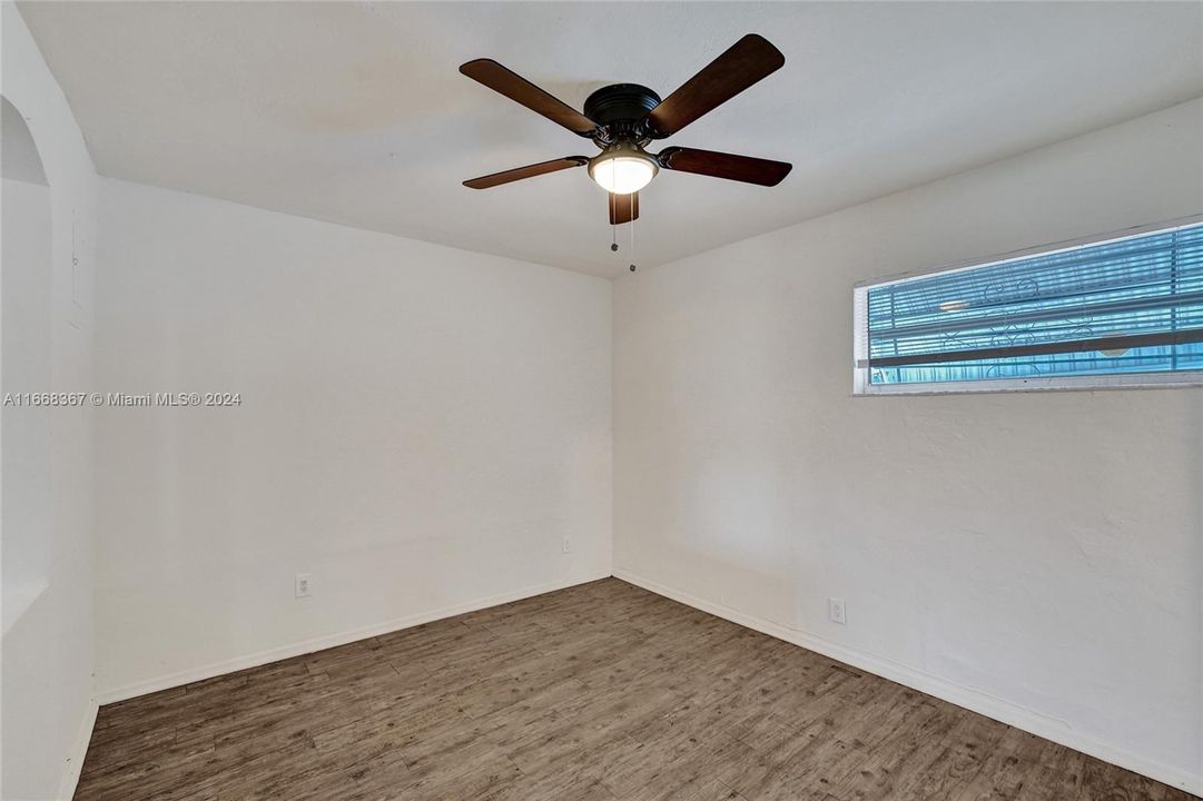 For Sale: $350,000 (3 beds, 1 baths, 980 Square Feet)