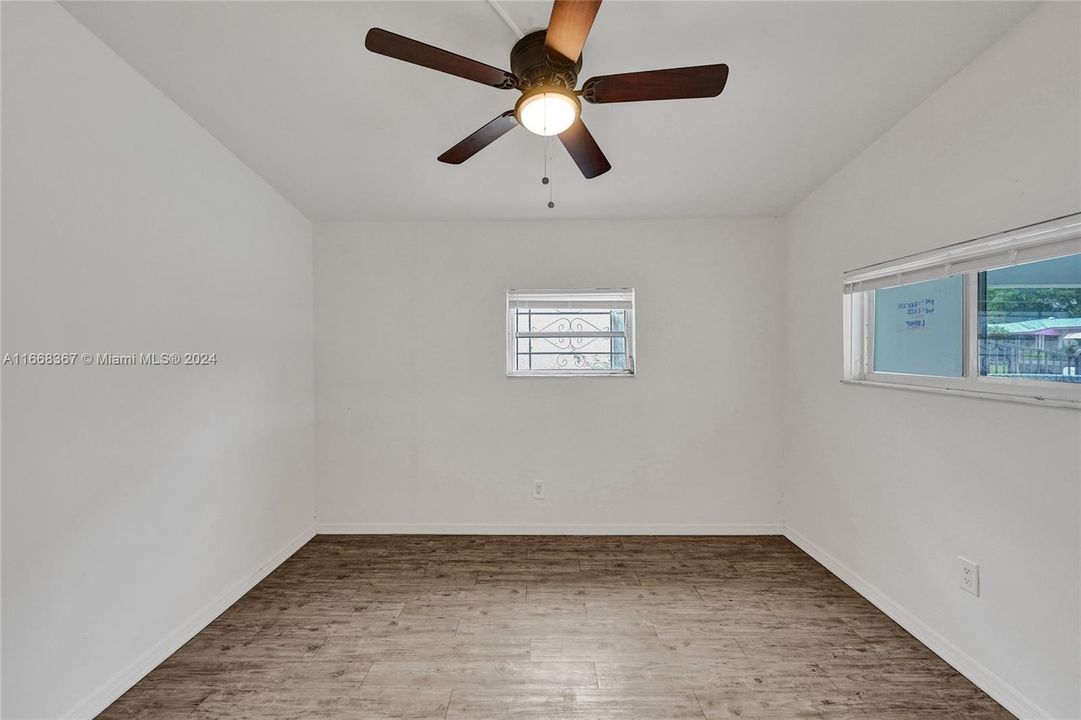 For Sale: $350,000 (3 beds, 1 baths, 980 Square Feet)