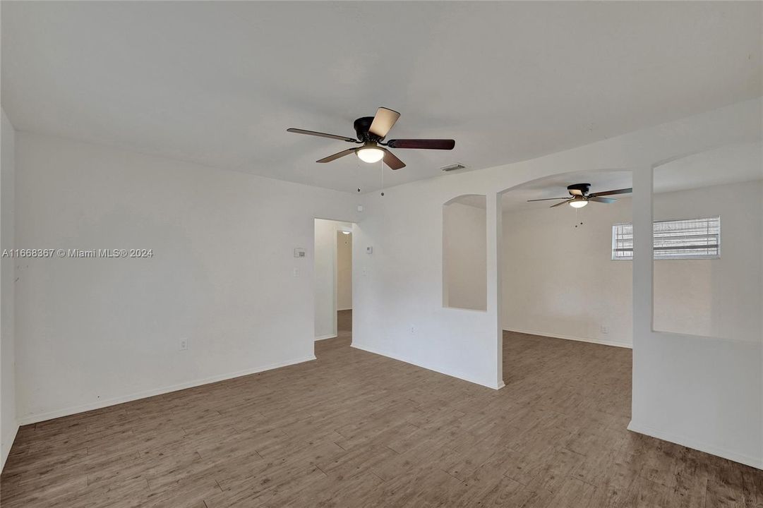 For Sale: $350,000 (3 beds, 1 baths, 980 Square Feet)