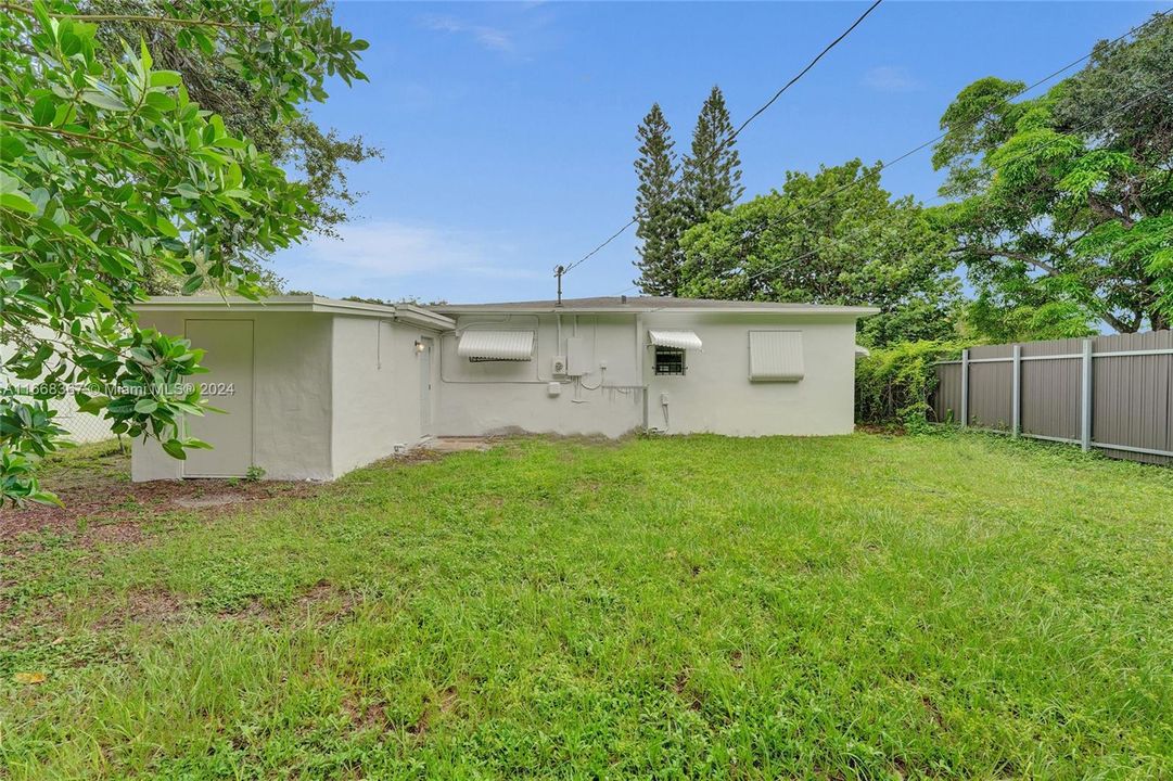 For Sale: $350,000 (3 beds, 1 baths, 980 Square Feet)