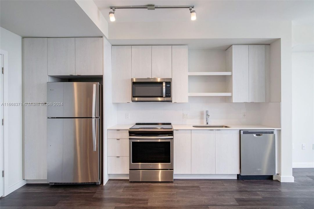 Active With Contract: $2,457 (1 beds, 1 baths, 768 Square Feet)