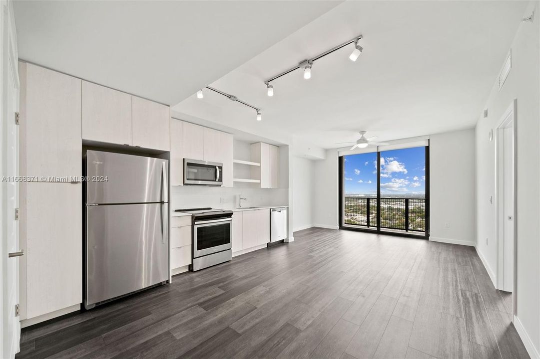 Active With Contract: $2,457 (1 beds, 1 baths, 768 Square Feet)