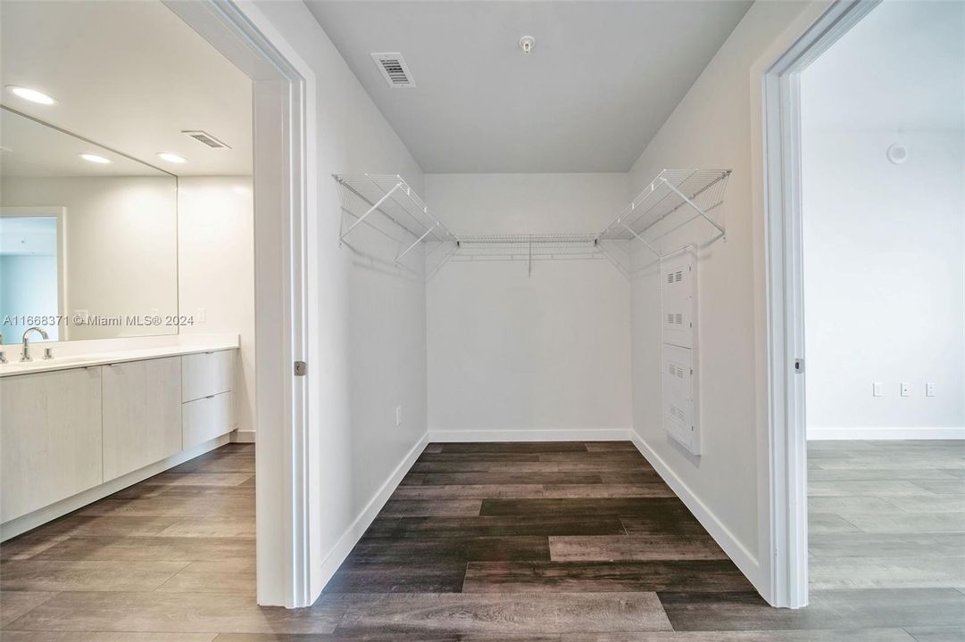 Active With Contract: $2,457 (1 beds, 1 baths, 768 Square Feet)