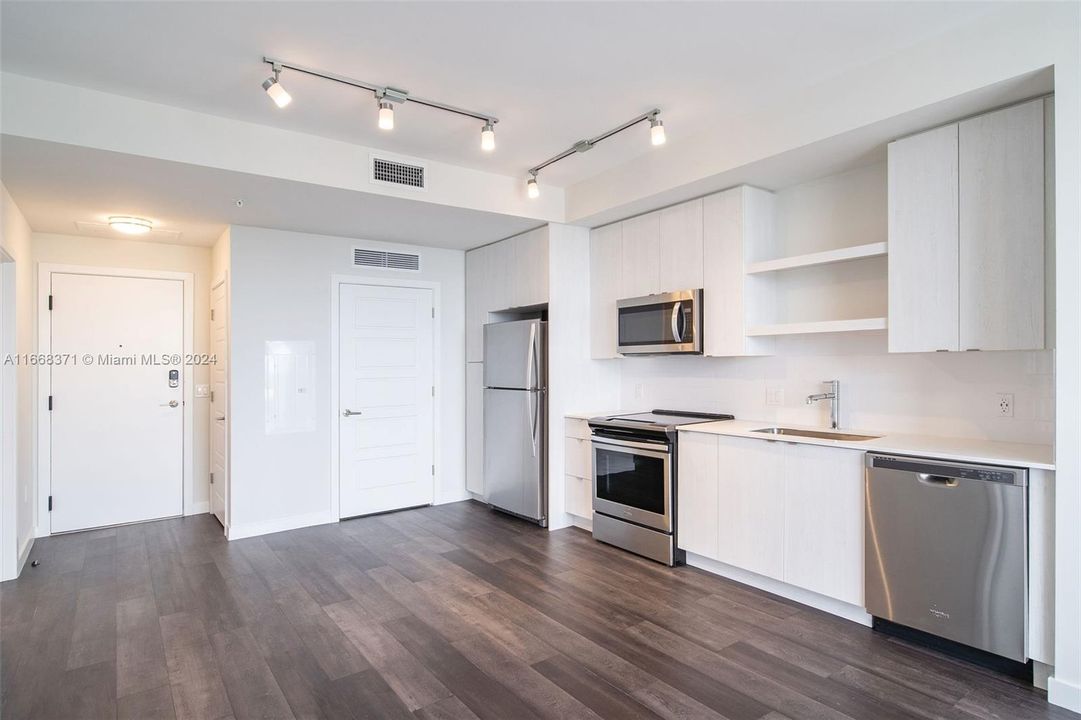 Active With Contract: $2,457 (1 beds, 1 baths, 768 Square Feet)