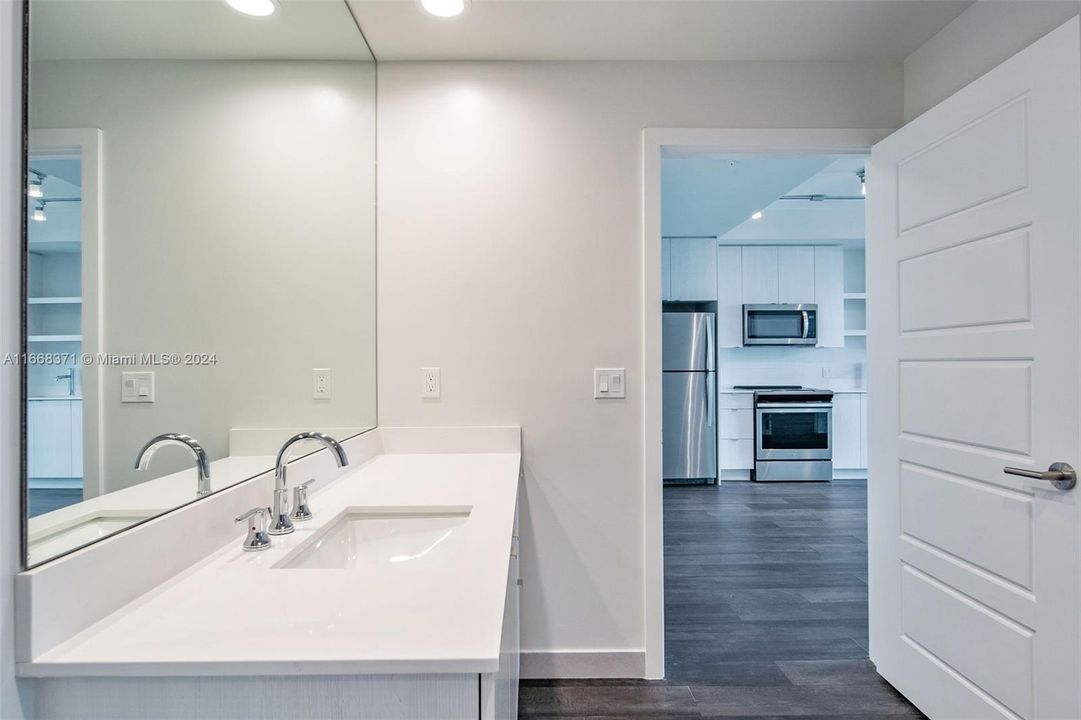 Active With Contract: $2,457 (1 beds, 1 baths, 768 Square Feet)