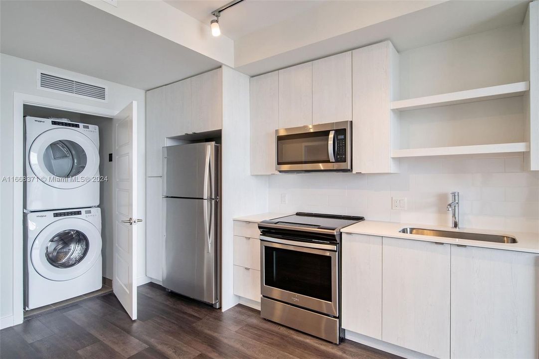 Active With Contract: $2,457 (1 beds, 1 baths, 768 Square Feet)