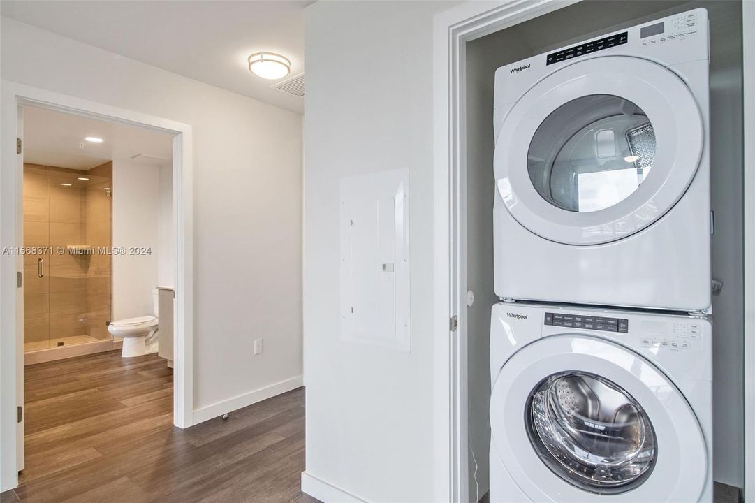 Active With Contract: $2,457 (1 beds, 1 baths, 768 Square Feet)