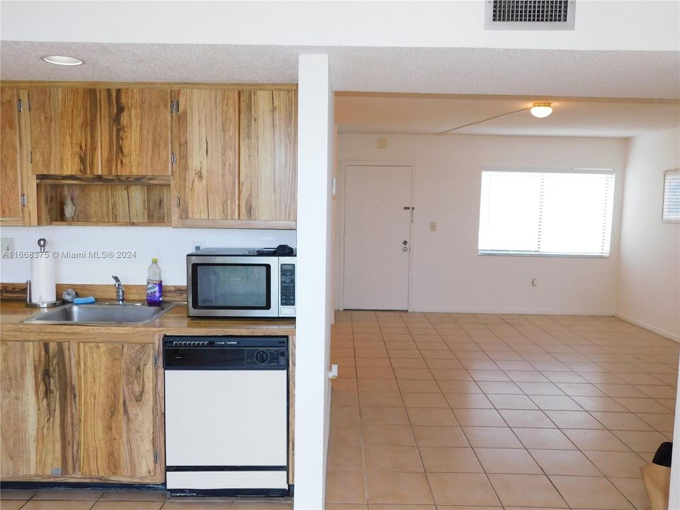 For Sale: $300,000 (3 beds, 2 baths, 1040 Square Feet)