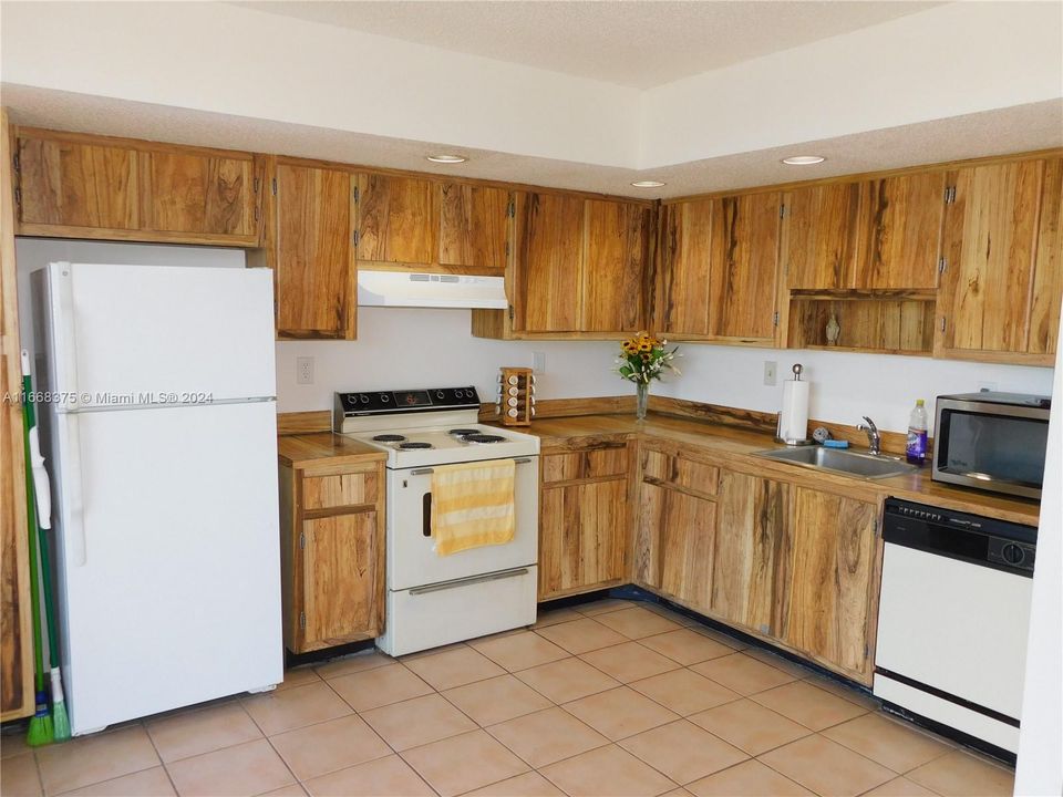 For Sale: $300,000 (3 beds, 2 baths, 1040 Square Feet)