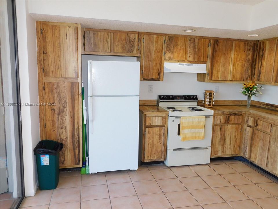 For Sale: $300,000 (3 beds, 2 baths, 1040 Square Feet)