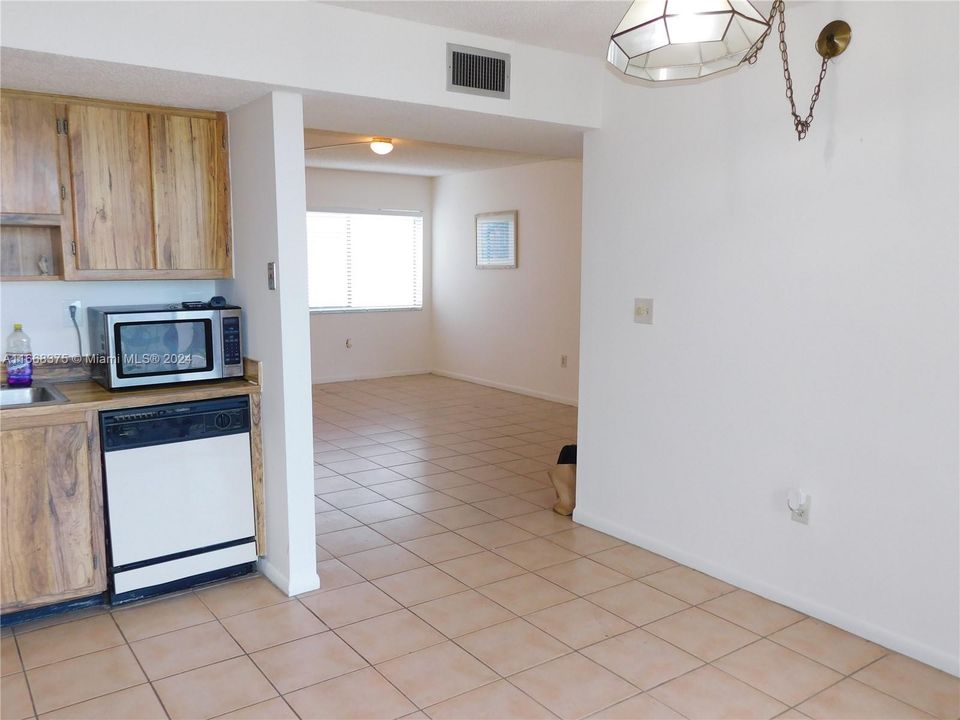 For Sale: $300,000 (3 beds, 2 baths, 1040 Square Feet)