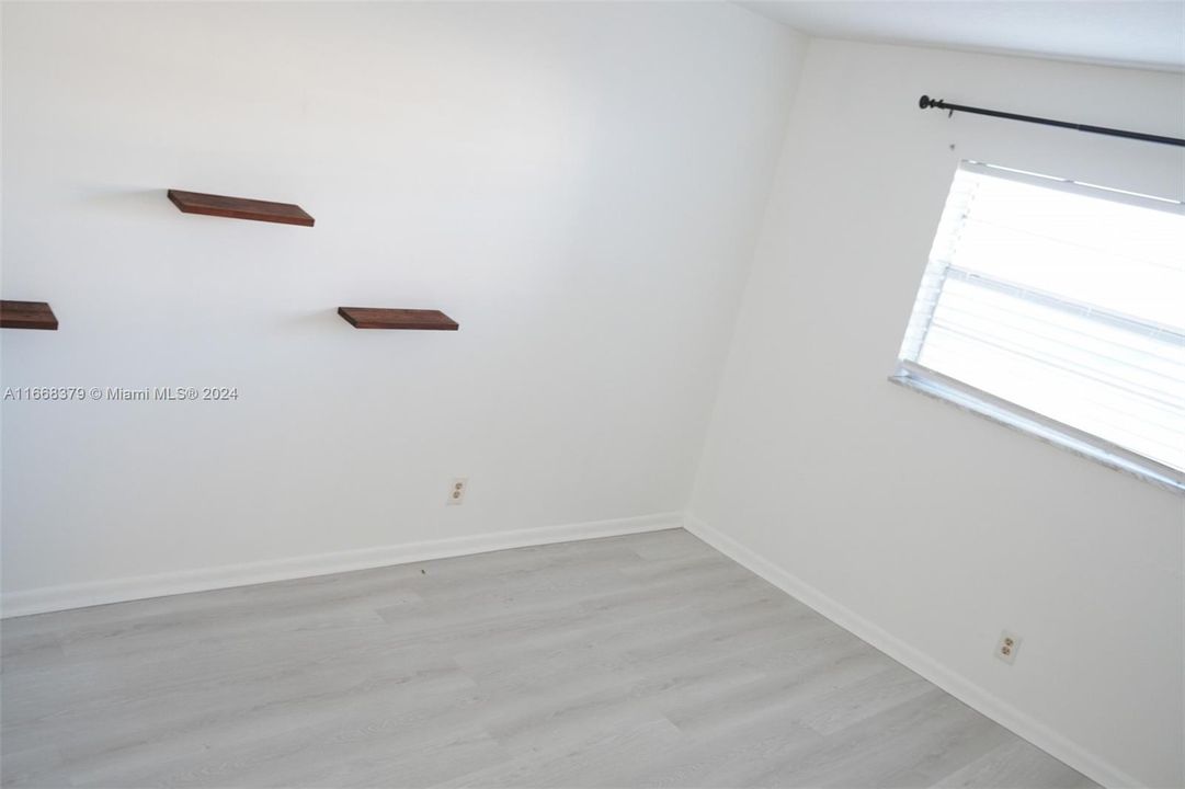 For Sale: $230,500 (2 beds, 2 baths, 949 Square Feet)