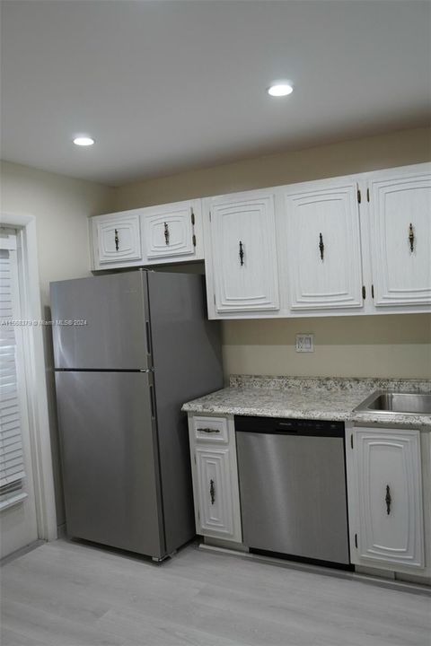 For Sale: $230,500 (2 beds, 2 baths, 949 Square Feet)