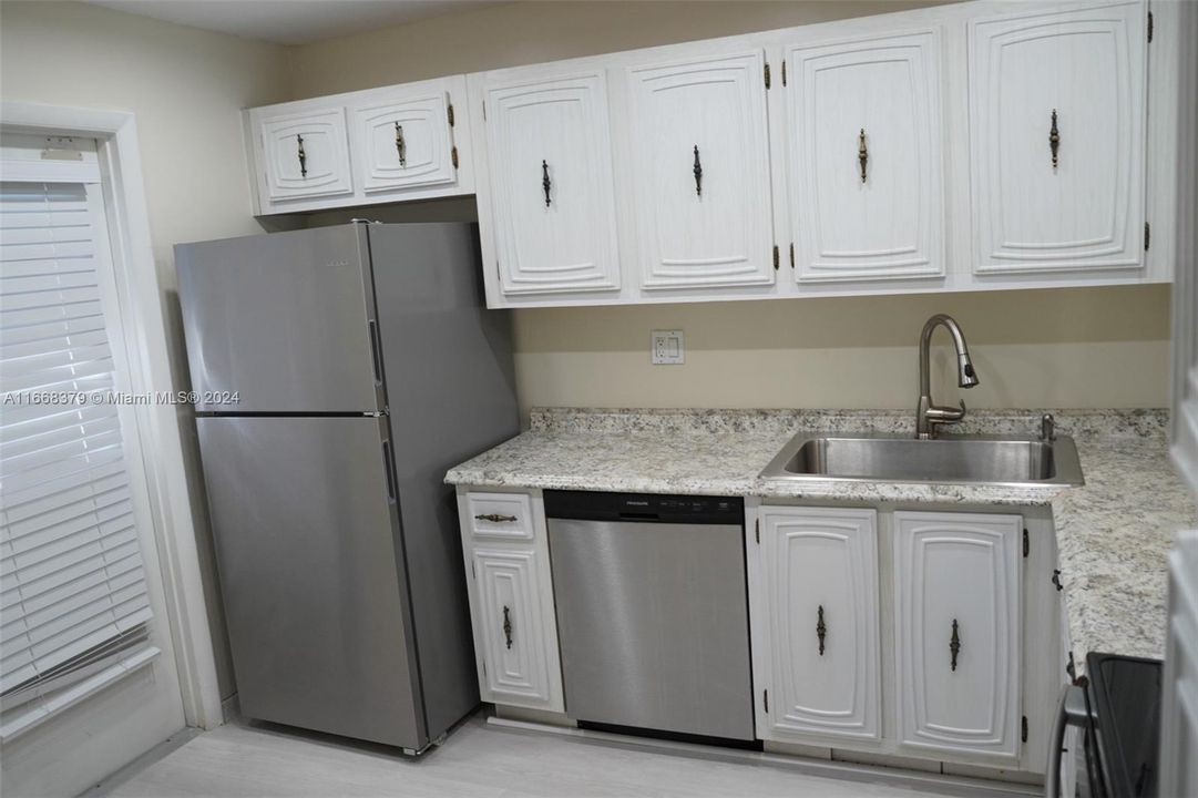 For Sale: $230,500 (2 beds, 2 baths, 949 Square Feet)