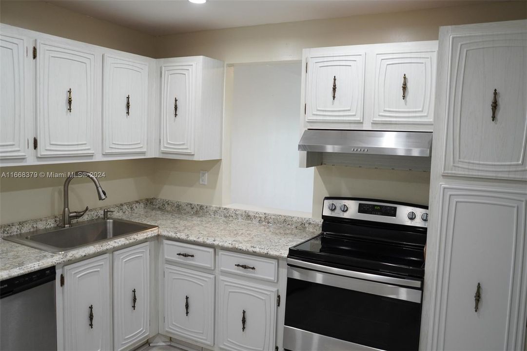 For Sale: $230,500 (2 beds, 2 baths, 949 Square Feet)