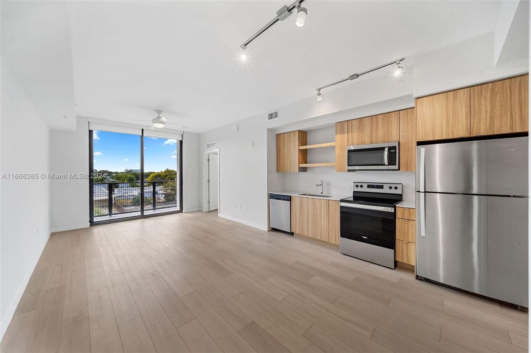 Active With Contract: $2,287 (1 beds, 1 baths, 768 Square Feet)