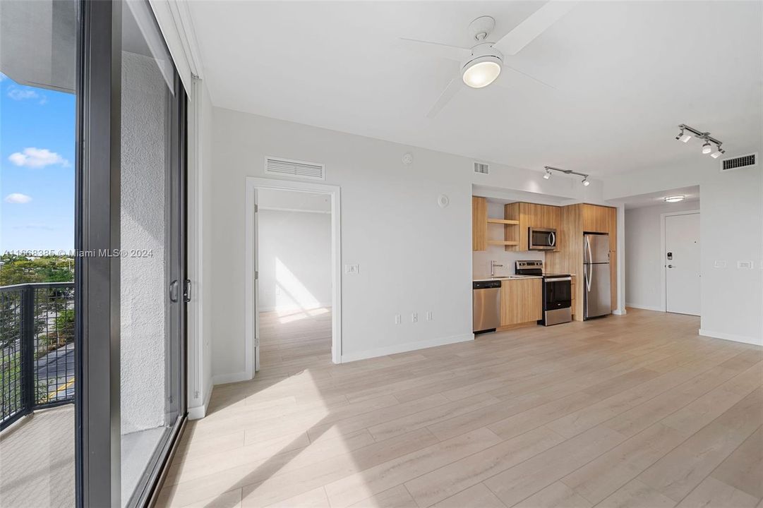 Active With Contract: $2,287 (1 beds, 1 baths, 768 Square Feet)