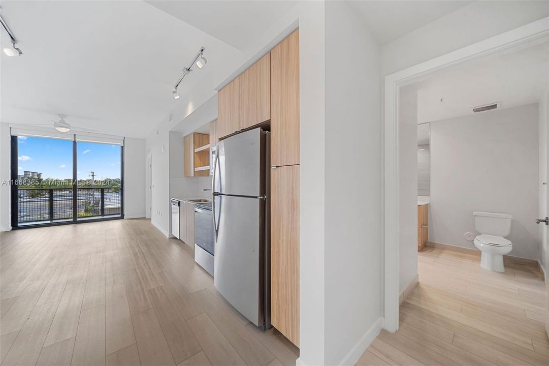 Active With Contract: $2,287 (1 beds, 1 baths, 768 Square Feet)