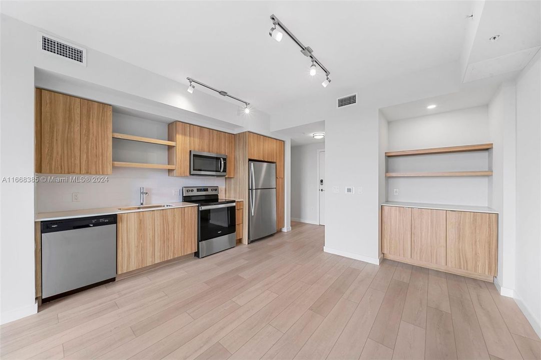 Active With Contract: $2,287 (1 beds, 1 baths, 768 Square Feet)