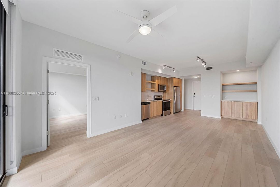 Active With Contract: $2,287 (1 beds, 1 baths, 768 Square Feet)