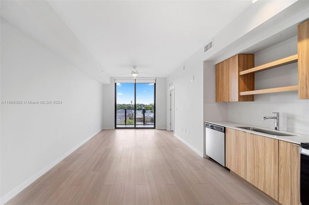 Active With Contract: $2,287 (1 beds, 1 baths, 768 Square Feet)