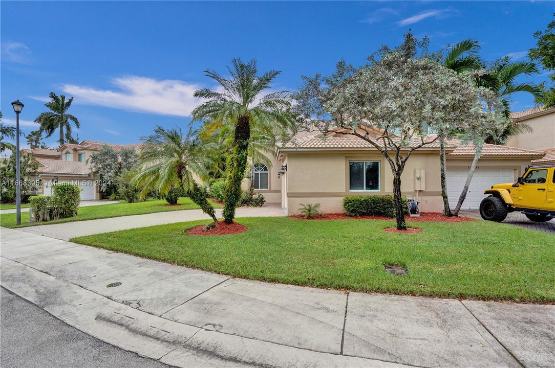 For Sale: $560,000 (3 beds, 2 baths, 1724 Square Feet)