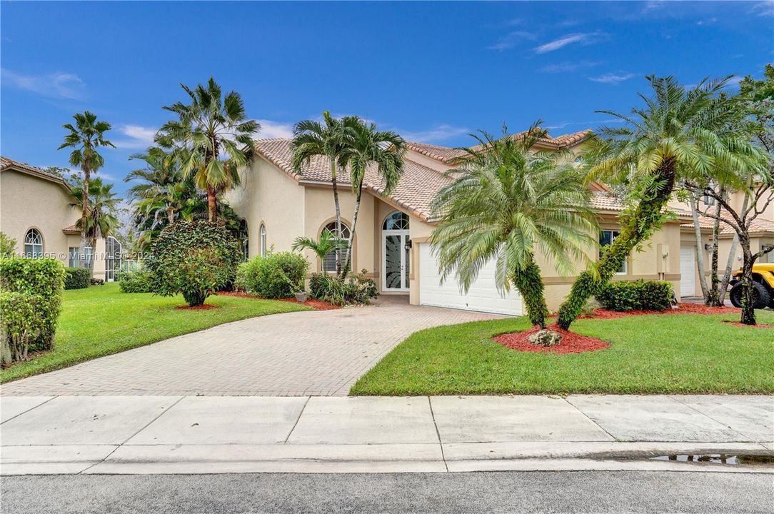 For Sale: $560,000 (3 beds, 2 baths, 1724 Square Feet)