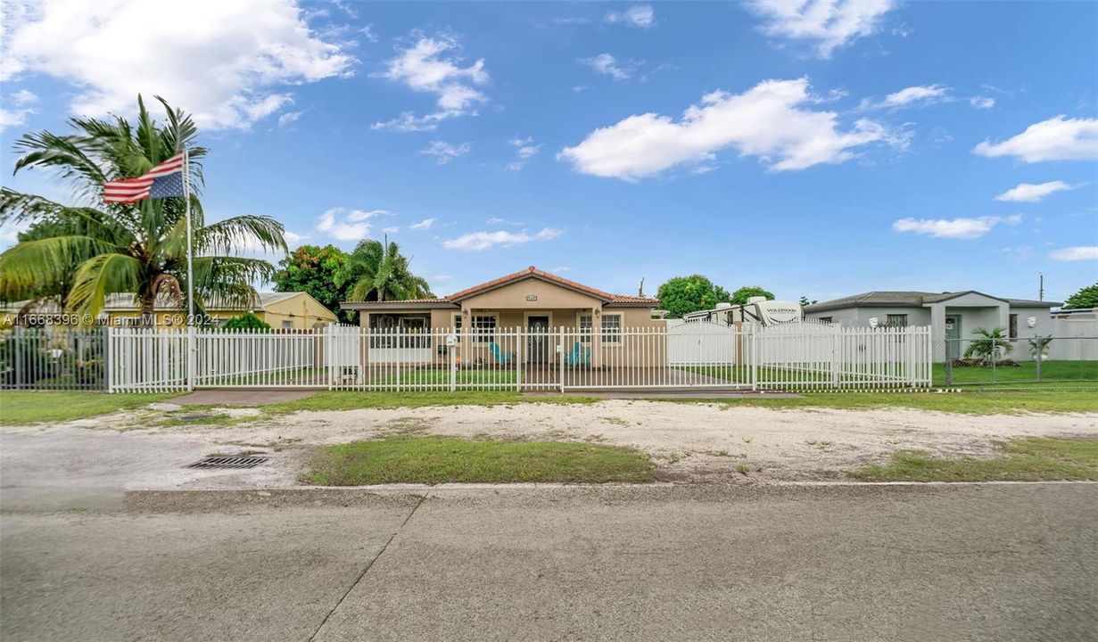 For Sale: $549,999 (3 beds, 2 baths, 1328 Square Feet)