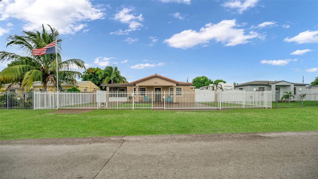 For Sale: $549,999 (3 beds, 2 baths, 1328 Square Feet)