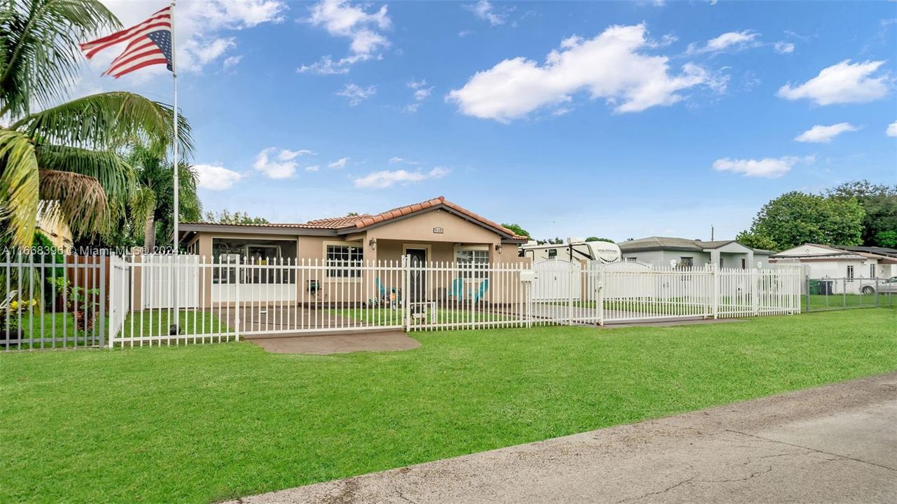 For Sale: $549,999 (3 beds, 2 baths, 1328 Square Feet)