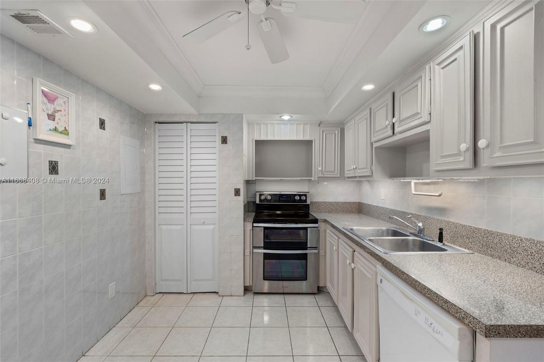 For Sale: $459,900 (2 beds, 2 baths, 1413 Square Feet)