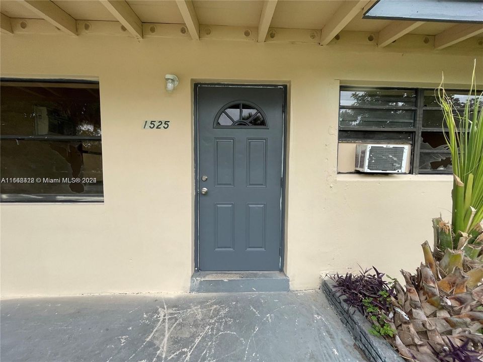 Active With Contract: $3,100 (4 beds, 2 baths, 1119 Square Feet)