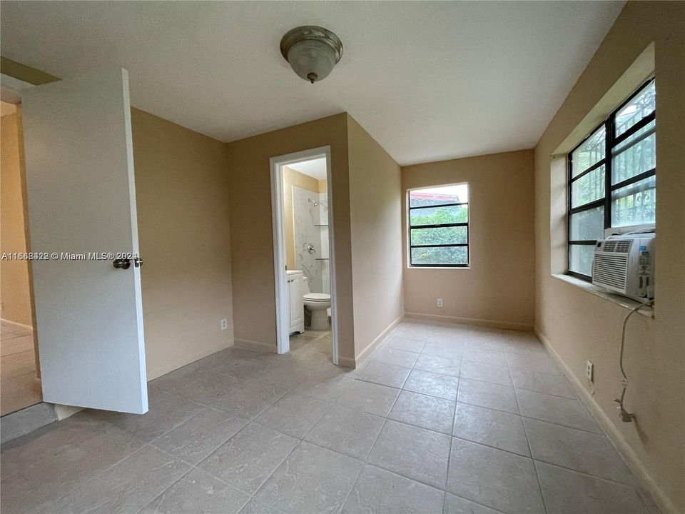 Active With Contract: $3,100 (4 beds, 2 baths, 1119 Square Feet)