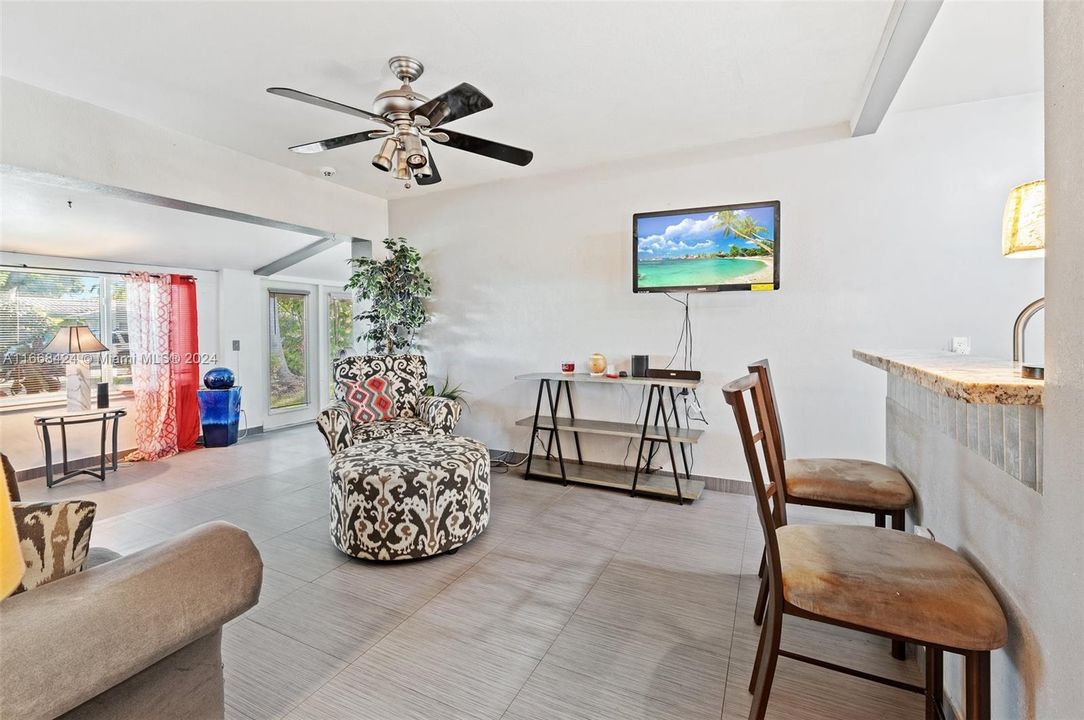 For Sale: $575,000 (2 beds, 1 baths, 1072 Square Feet)