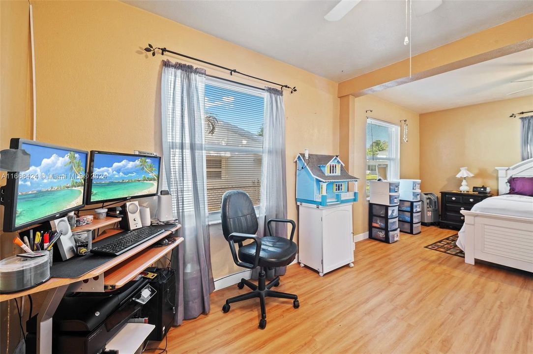 For Sale: $575,000 (2 beds, 1 baths, 1072 Square Feet)