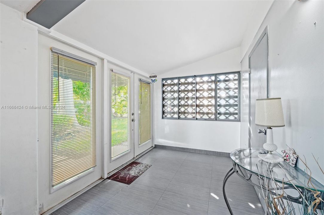 For Sale: $575,000 (2 beds, 1 baths, 1072 Square Feet)