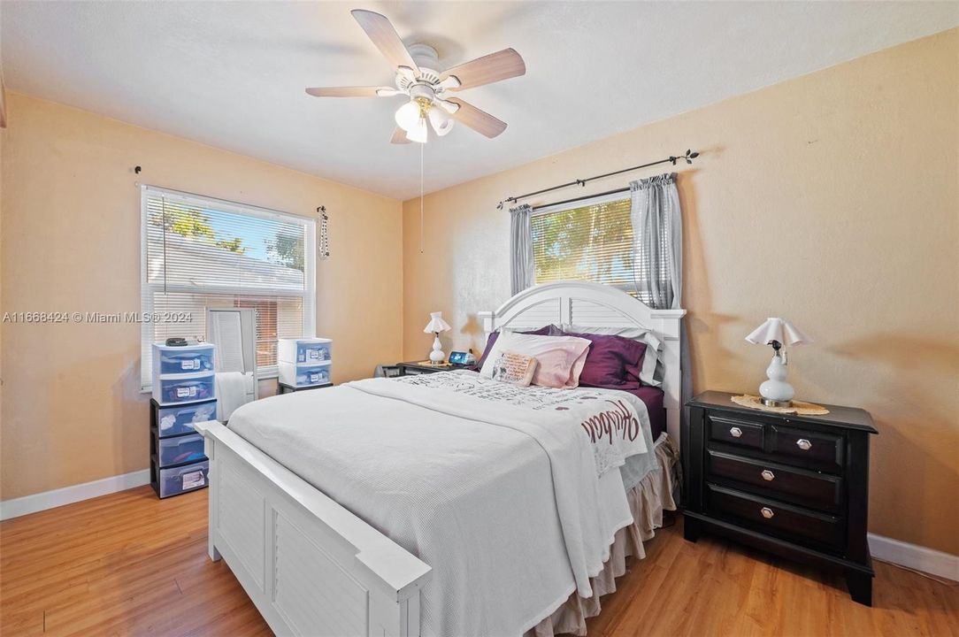 For Sale: $575,000 (2 beds, 1 baths, 1072 Square Feet)