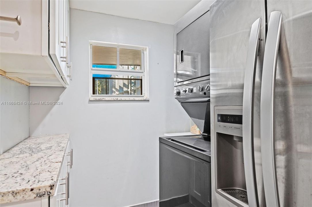 For Sale: $575,000 (2 beds, 1 baths, 1072 Square Feet)