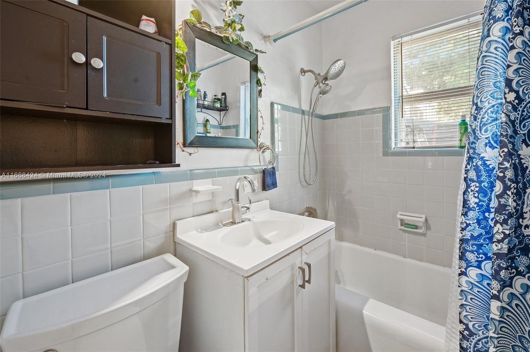 For Sale: $575,000 (2 beds, 1 baths, 1072 Square Feet)