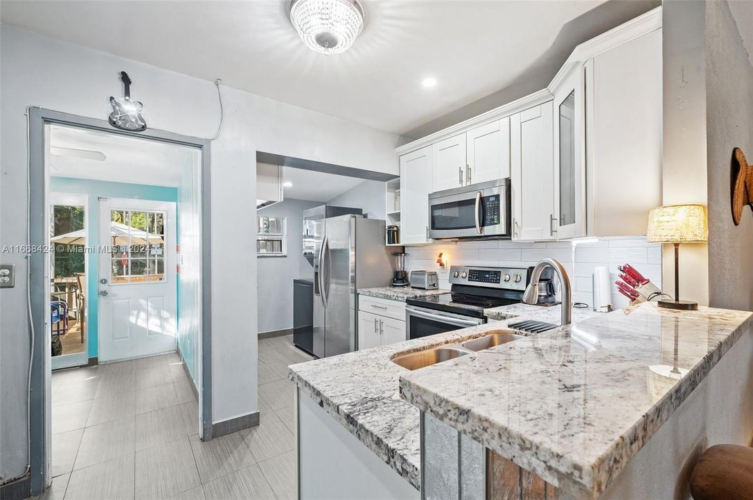 For Sale: $575,000 (2 beds, 1 baths, 1072 Square Feet)