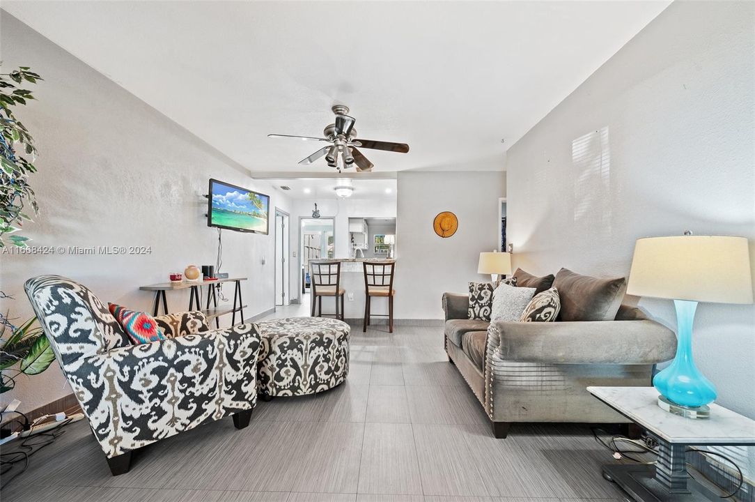 For Sale: $575,000 (2 beds, 1 baths, 1072 Square Feet)