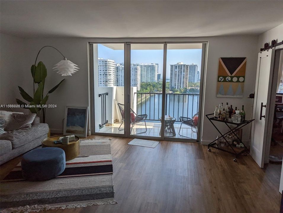 For Sale: $365,000 (2 beds, 2 baths, 1073 Square Feet)