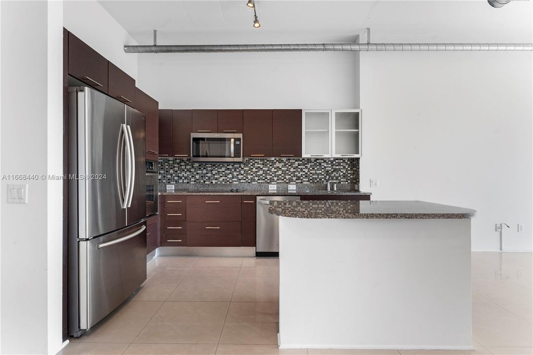 For Sale: $399,000 (1 beds, 2 baths, 816 Square Feet)