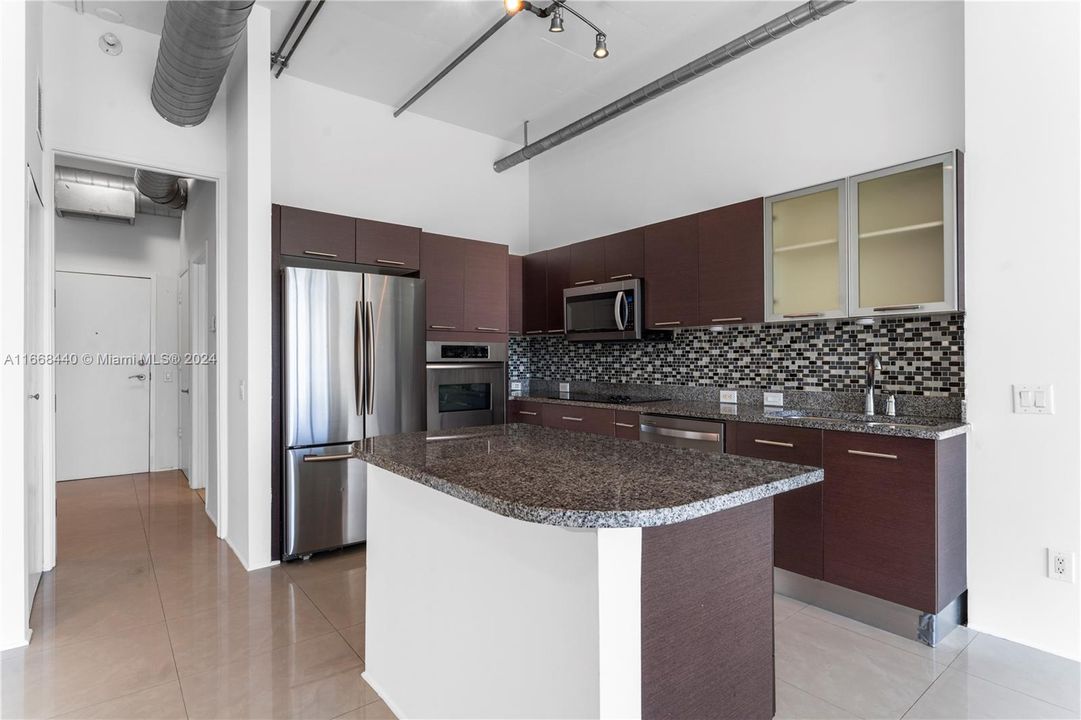 For Sale: $399,000 (1 beds, 2 baths, 816 Square Feet)