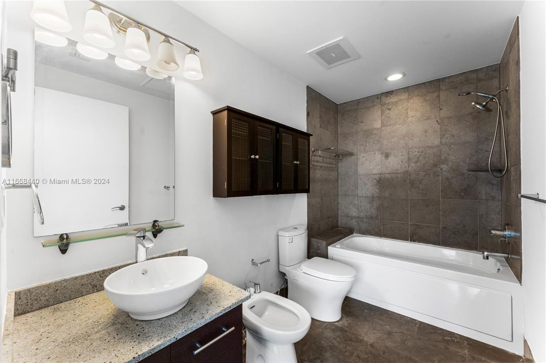 For Sale: $399,000 (1 beds, 2 baths, 816 Square Feet)