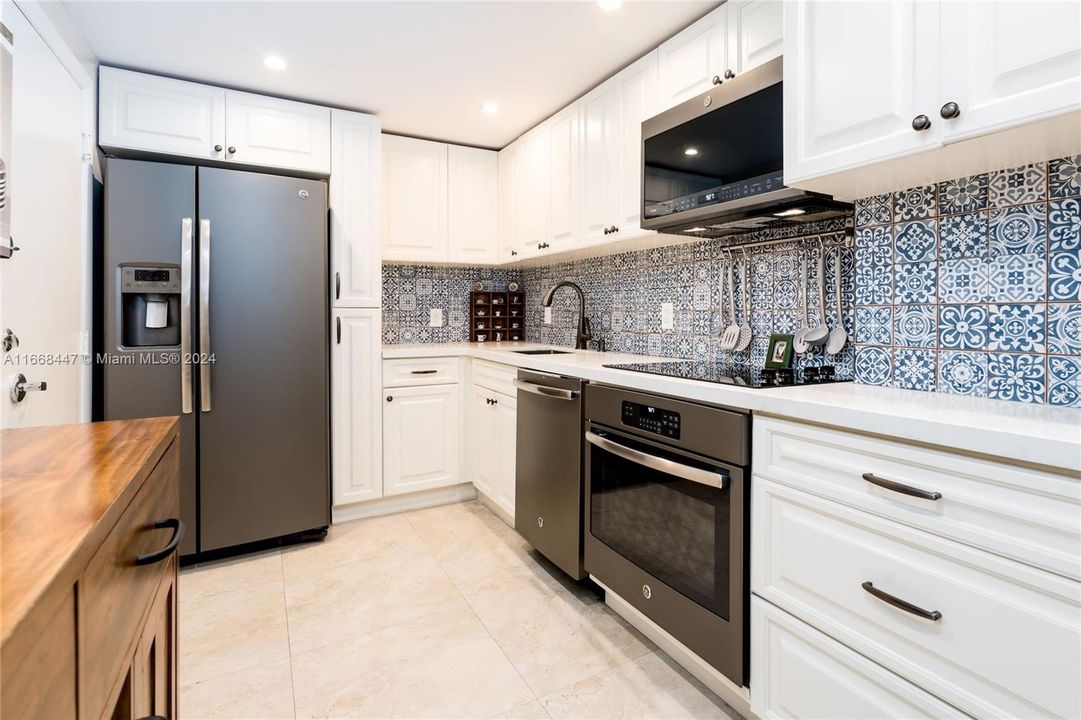 For Sale: $459,000 (1 beds, 1 baths, 910 Square Feet)